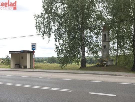 Konserwator stoi drodze na drodze