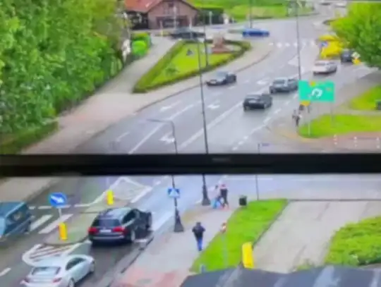 Konstancin-Jeziorna. BMW wjechało w pieszych na chodniku. Policja publikuje nagranie ku przestrodze Konstancin-Jeziorna. BMW wjechało w pieszych na chodniku. Policja publikuje nagranie ku przestrodze
