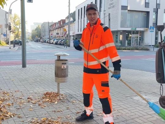 Ks. Rafał Główczyński, znany jako „Ksiądz z osiedla”, zamienił sutannę na strój roboczy i sprzątał ulice Piaseczna. To część jego inicjatywy, dzięki której zbiera pieniądze na barkę dla młodzieży. Fot. kadr z filmu „Ksiądz z osiedla”