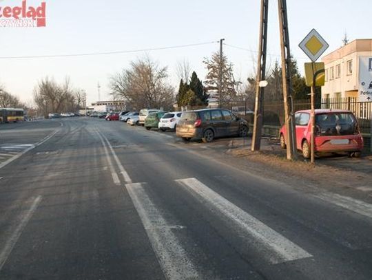 Latarnia na środku chodnika