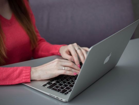 MacBook do domu zamiast stacjonarnego komputera! Kiedy to dobra decyzja?
