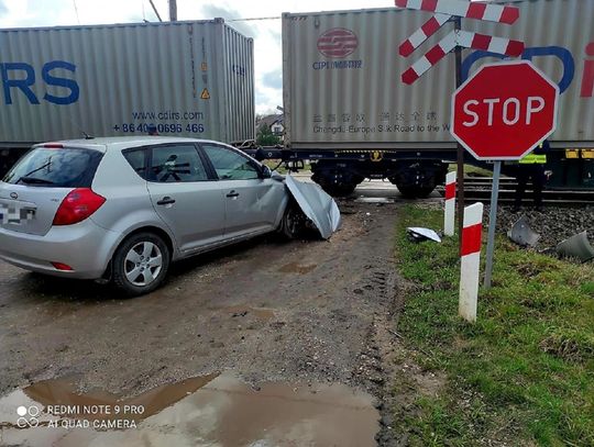 Many. Zignorował "STOP" i wjechał pod pociąg