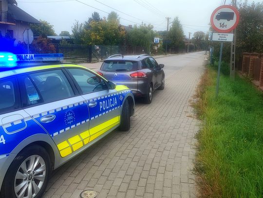 31-letni kierowca Renault przekroczył prędkość w Ustanowie i próbował uniknąć policyjnej kontroli. Badanie wykazało u niego blisko 3 promile alkoholu.