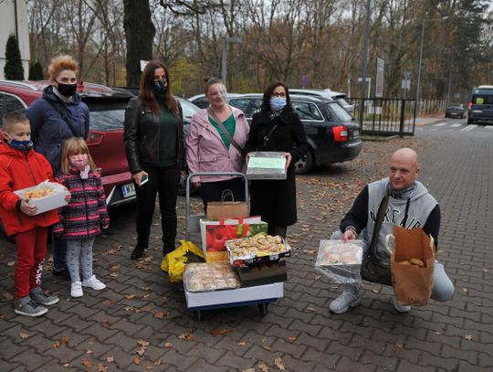 Mieszkańcy pieką ciasta dla pracowników szpitala