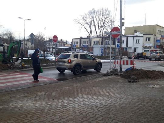 Montują światła na skrzyżowaniu