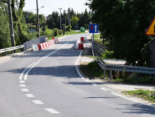 Most nad Jeziorem Czerskim zwężony do jednego pasa. Kierowcy skarżą się na bezpieczeństwo