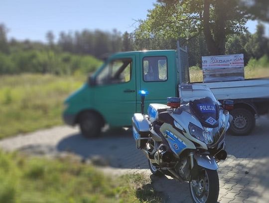 Mroków. Niezabezpieczony ładunek, przeładowane auto