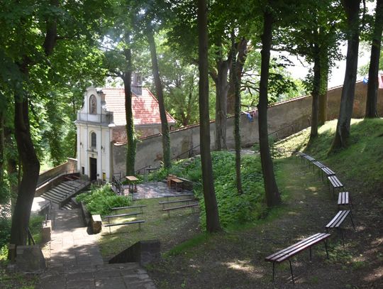 Mur przy kaplicy św. Antoniego w Górze Kalwarii zabytkiem