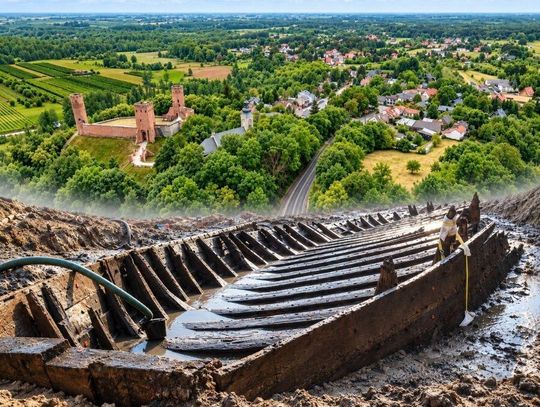 W Czersku planowana jest budowa Muzeum Szkuty i Urzecza, w którym będzie prezentowany ponad 500-letni statek wiślany. Maksymalny planowany koszt inwestycji przekracza 56 mln zł netto. Na grafice panorama Czerska oraz wydobyta w 2018 roku zabytkowa szkuta.