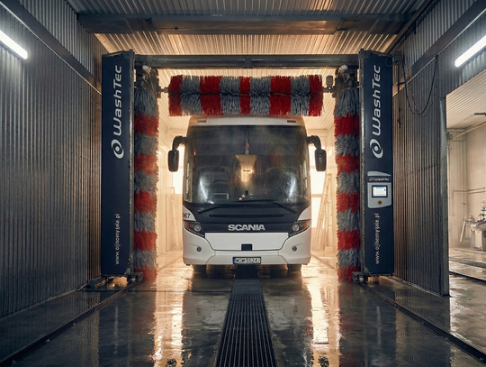 Myjnia autobusowa w sercu Warszawy. Jak oszczędzić paliwo i czas dzięki myjni na Dworcu Zachodnim?