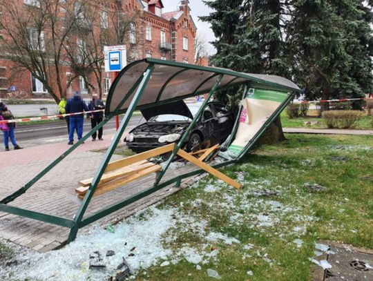 Na podwójnym gazie, podczas transmisji online staranował przystanek