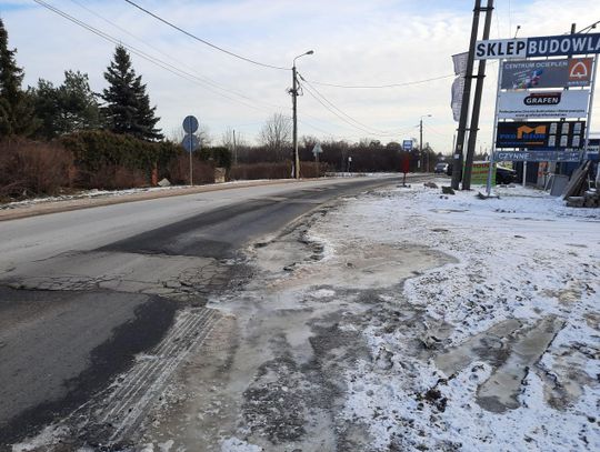 Niebezpieczny absurd – 150 metrów drogi z „urwanym” chodnikiem i ścieżką rowerową