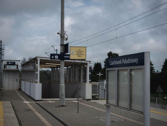 Nieczynne windy i zamknięty przejazd. Co się dzieje na stacji w Czachówku?