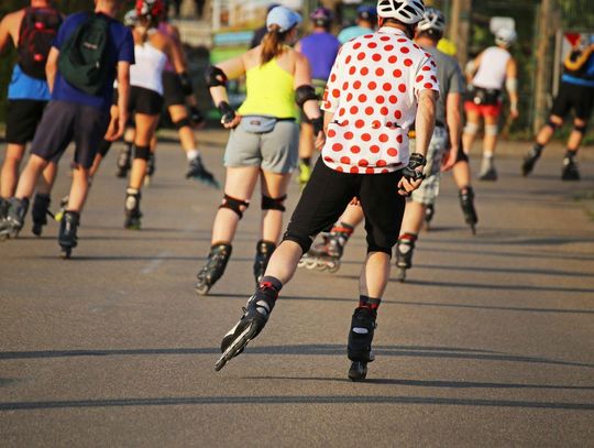 Nocny przejazd na rolkach i rowerach w Konstancinie