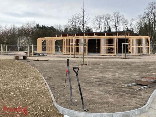 Nowa część parku z tężnią w Piasecznie rośnie w oczach