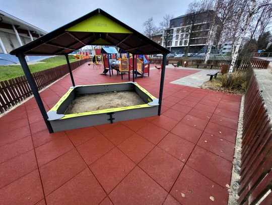 Nowa nawierzchnia na placu zabaw przy basenie Nowa nawierzchnia na placu zabaw przy basenie