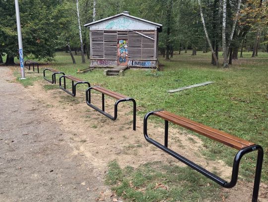 Nowe ławki dla młodzieży w parku w Józefosławiu