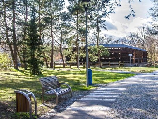 Nowe ławki w Konstancinie-Jeziornie Nowe ławki w Konstancinie-Jeziornie