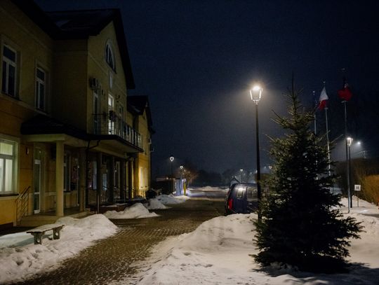 Nowe oświetlenie przed Urzędem Gminy Prażmów