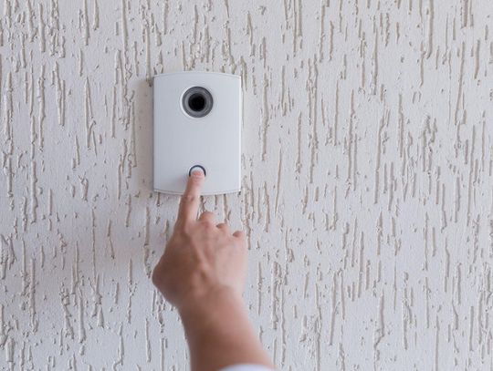 Nowoczesne systemy ochrony mieszkania w bloku – jak technologia ogranicza ryzyko kosztownych awarii