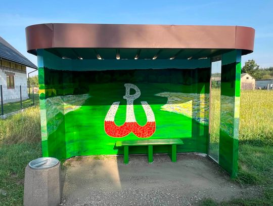 Nowy mural na przystanku w Piskórce. Powstał tuż przed rocznicami ważnych wydarzeń