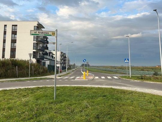 Nowy odcinek ul. Arakowej otwarty. Kierowcy zapominają, kto ma tu pierwszeństwo