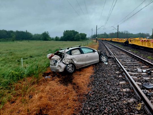 O krok od tragedii! Wjechał na tory mimo znaku STOP