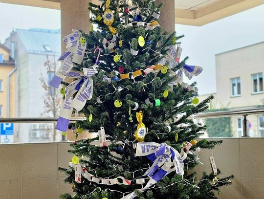 Odblaskowa choinka przed komendą policji Odblaskowa choinka przed komendą policji