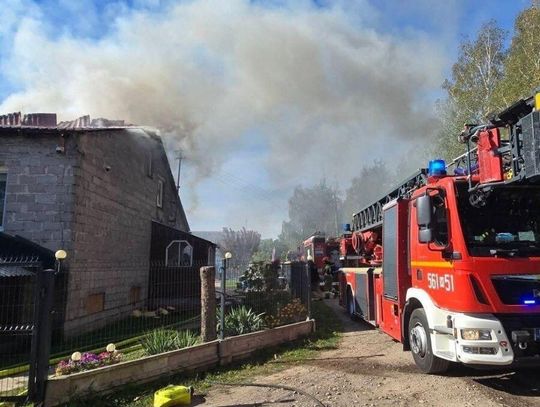 Ogień zniszczył dach domu w Jeziórku. Trzy rodziny potrzebują pomocy