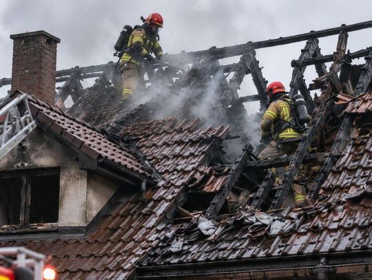 Ogień zniszczył dach domu w Jeziórku. Trzy rodziny potrzebują pomocy