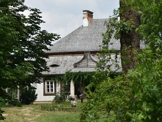 Otoczenie dworu wpisane do rejestru zabytków