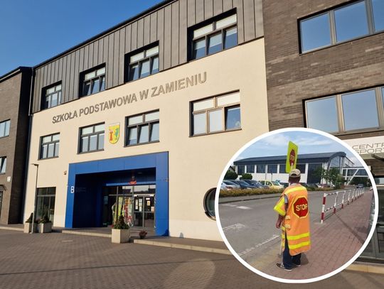 „Pan Stopek" przed szkołą w Zamieniu „Pan Stopek" przed szkołą w Zamieniu