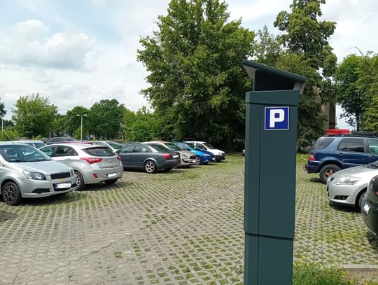 Parking przy dworcu pozostanie płatny. Gmina chce najpierw sprawdzić, jak działa system