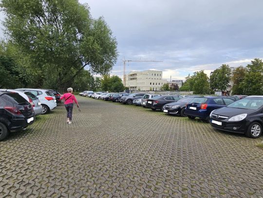 Parkingowe „wolne pole” czeka na linie