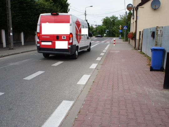 Piaseczno. Kierowcy omijając dziurę, wjeżdżają na ścieżkę rowerową