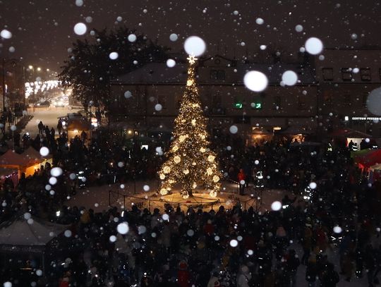Piaseczno. Świąteczna choinka rozbłysła na rynku