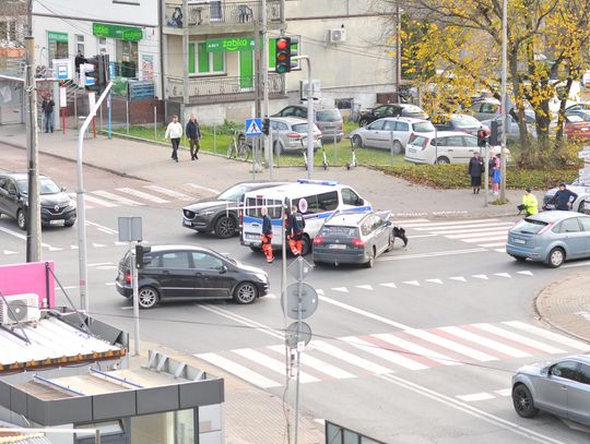 Piaseczno. Zderzenie pojazdu sanitarnego na sygnale z samochodem osobowym.