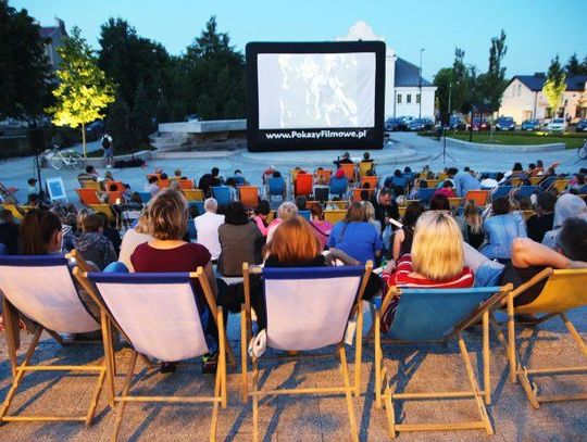 Piątkowe seanse kina plenerowego