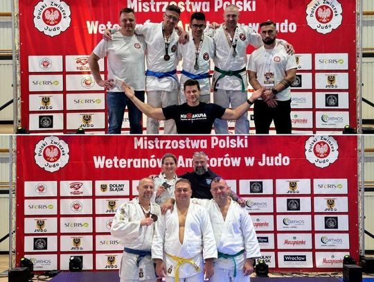 Reprezentanci UKJ Bushido Piaseczno (u góry) oraz Ikizamy Piaseczno (na dole) podczas Mistrzostw Polski Weteranów i Amatorów w Judo we Wrocławiu. Zawodnicy obu klubów zdobyli łącznie pięć medali – trzy srebrne i dwa brązowe.