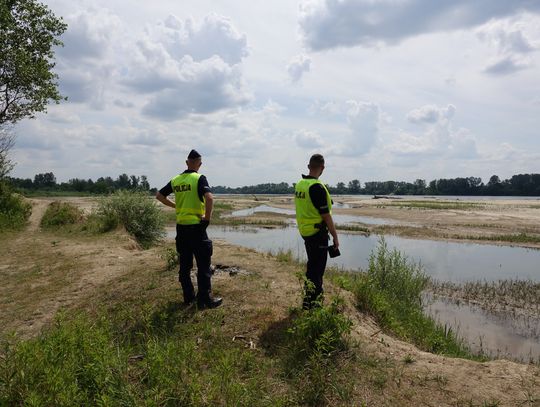 Konstancin-Jeziorna. Piękne plaże pod Warszawą znów przyciągają tłumy. Służby w akcji