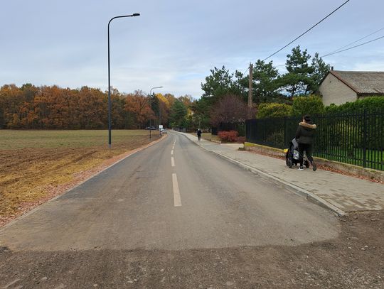 Piękny asfalt na drodze do… lasu