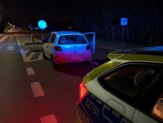 Pijany kierowca wjechał w znak i próbował przekupić policjantów