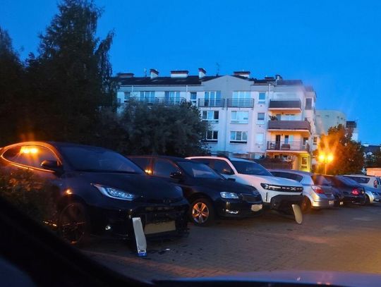 Pijany rajd po Piasecznie. Rozbił 24 zaparkowane auta
