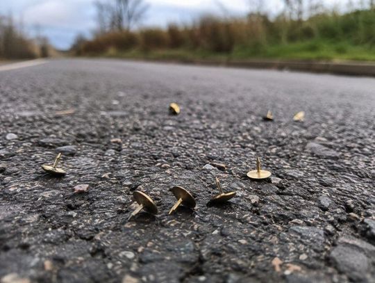 Pinezki, śmieci i nerwy na drodze. Konflikt wokół rowerzystów wciąż się tli