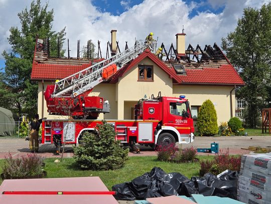 Strażacy zabezpieczają dach budynku jednego z Domów Dzieci w Pęcherach, uszkodzony po nocnym pożarze. Przypuszczalną przyczyną zdarzenia było uderzenie pioruna.