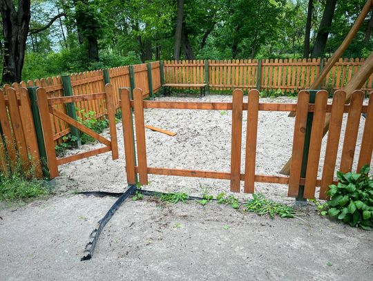 Plac zabaw znowu padł ofiarą wandali