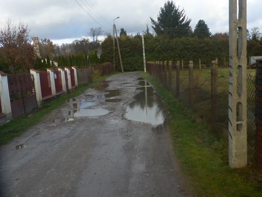 Po opadach tej drogi miejscami nie widać. Kiedy remont?