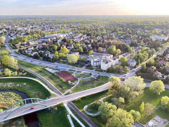 Panorama Konstancina-Jeziorny z lotu ptaka. Przyjęta przez radnych strategia rozwoju do 2040 roku zakłada m.in. przywrócenie pasażerskich połączeń kolejowych, budowę nowych dróg oraz ochronę zielonego charakteru uzdrowiska.