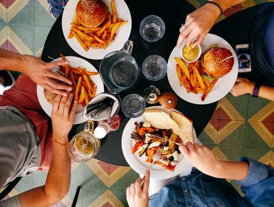 Podwyżki zabijają restauracje. Czy gastronomia wygra z inflacją?