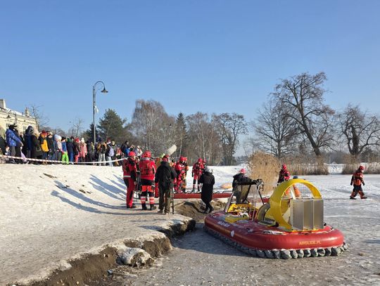 Pokazy ratownictwa nad stawem miejskim w Piasecznie [WIDEO]